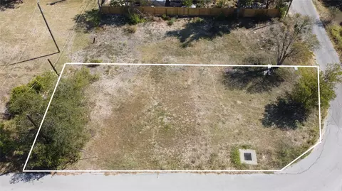 1018 W 1st St, Taylor, TX 76574