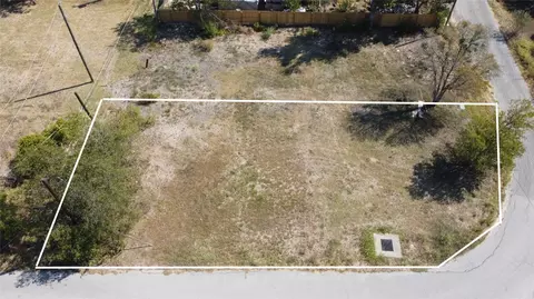 1018 W 1st St, Taylor, TX 76574
