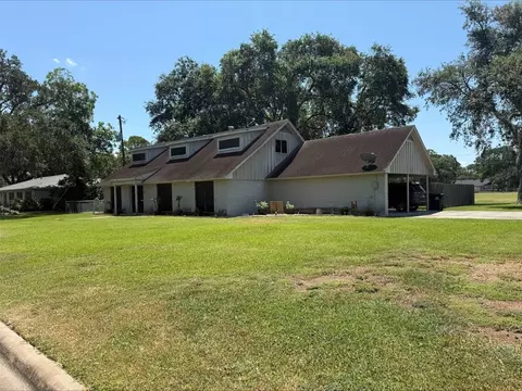 905 Center St, El Campo, TX 77437