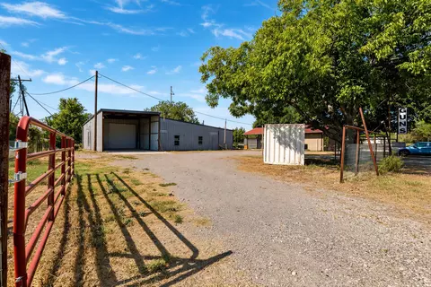 Exterior - 308 S Dalton St, Bartlett, TX 76511 photo 2 of 5