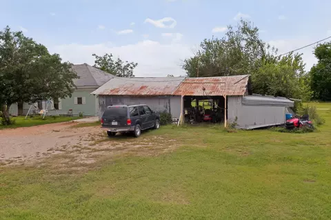 Exterior - 711 E Clark St, Bartlett, TX 76511 photo 3 of 4