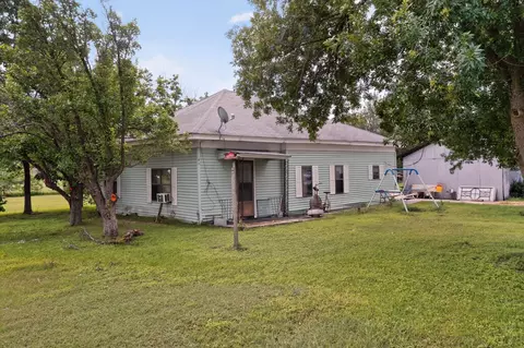 Exterior - 711 E Clark St, Bartlett, TX 76511 photo 2 of 4