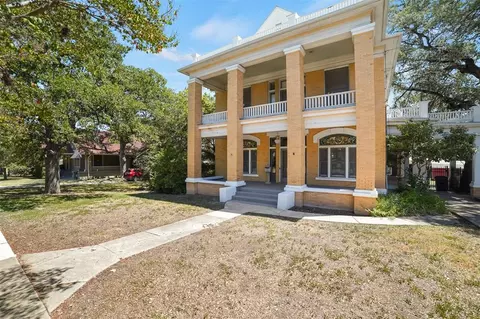 504 S Main St, Lockhart, TX 78644