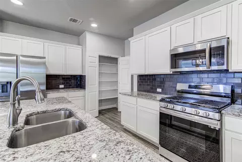 Kitchen - 3813 Birdwatch Loop, Pflugerville, TX 78660 photo 3 of 4
