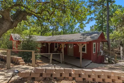 463 Clear Lake Dr, La Grange, TX 78945