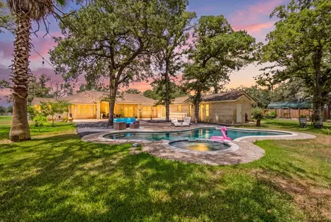 306 Kerry Ln, Floresville, TX 78114