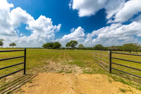 2112 Baca Loop, Flatonia, TX 78941