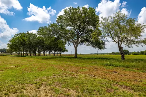 2112 Baca Loop, Flatonia, TX 78941 photo 2