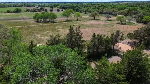 2112 Baca Loop, Flatonia, TX 78941