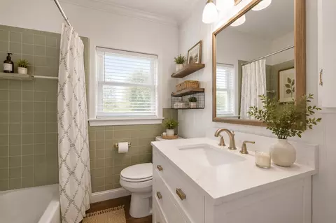 Bath - 102 Rivercrest St, Luling, TX 78648 photo 1 of 5