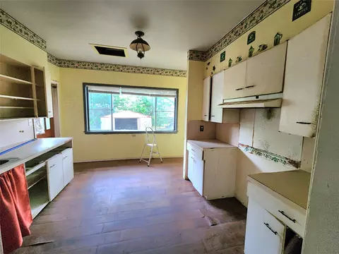 123 E Davis St, Luling, TX 78648 photo 12