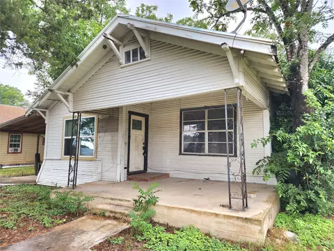123 E Davis St, Luling, TX 78648 photo 1