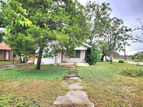 123 E Davis St, Luling, TX 78648 photo 4