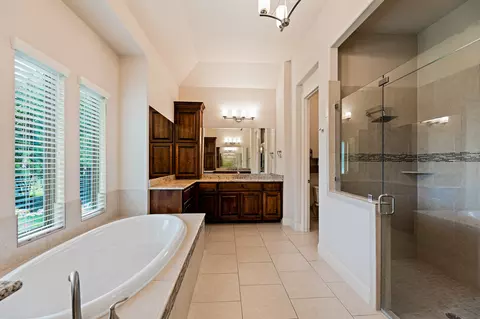 Bath - 135 Gabriel Vis E, Georgetown, TX 78633 photo 3 of 7