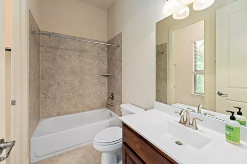 Bath - 135 Gabriel Vis E, Georgetown, TX 78633 photo 4 of 7