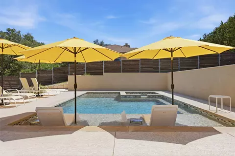21911 Moffat Dr, Briarcliff, TX 78669