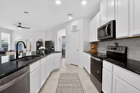 Kitchen - 213 Jarbridge Dr, Kyle, TX 78640 photo 3 of 4