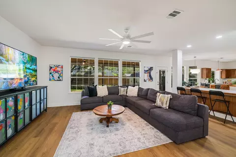 806 Mountain View Dr, Pflugerville, TX 78660