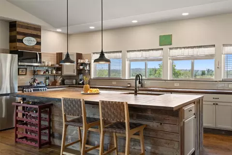 2124 Crabapple Rd, Blanco, TX 78606