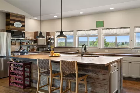 2124 Crabapple Rd, Blanco, TX 78606
