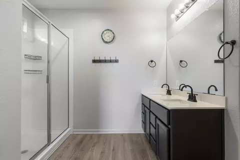Bath - 185 Struss Dr, Georgetown, TX 78626 photo 1 of 3