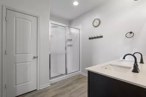 Bath - 185 Struss Dr, Georgetown, TX 78626 photo 2 of 3