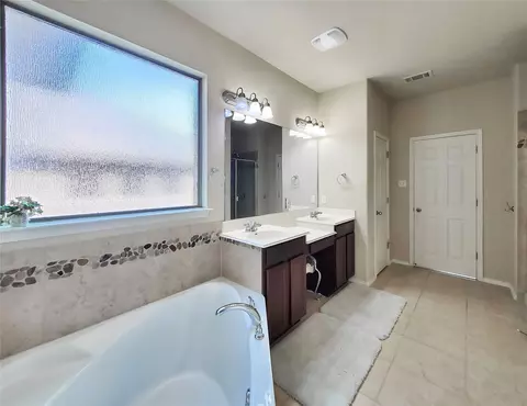Bath - 1436 Lindo Dr, Leander, TX 78641 photo 2 of 7