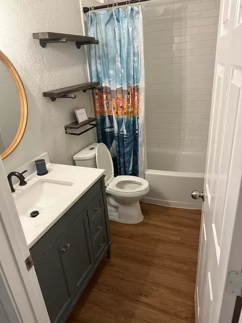 Bath - 1404 E 3rd St, Georgetown, TX 78626 photo 2 of 3