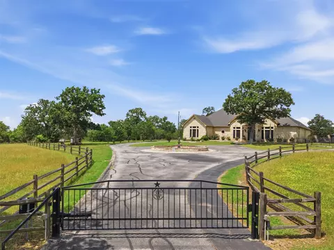 2936 Fm 1704, Elgin, TX 78621