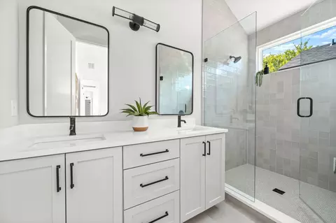 Bath - 1407 Cedar Ave #2, Austin, TX 78702 photo 2 of 5