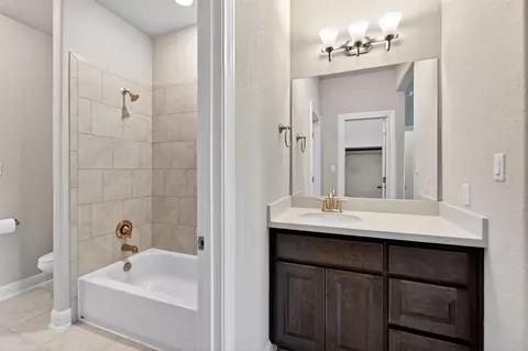 Bath - 1201 Positano Pass, Leander, TX 78641 photo 4 of 5