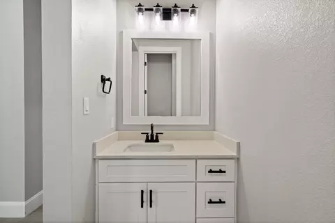 Bath - 308 Axis Loop, Georgetown, TX 78628 photo 3 of 8