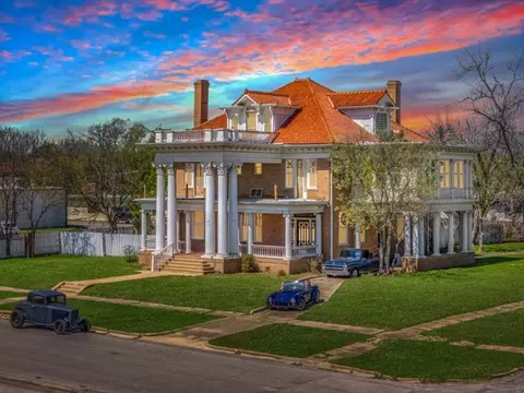 117 E 6th St, Taylor, TX 76574