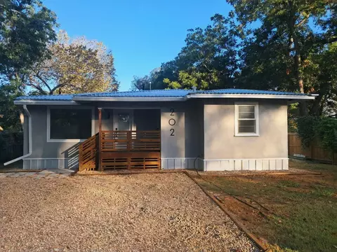 202 Jones St, Smithville, TX 78957