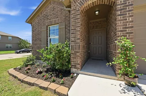 227 Hess Dr, Kyle, TX 78640