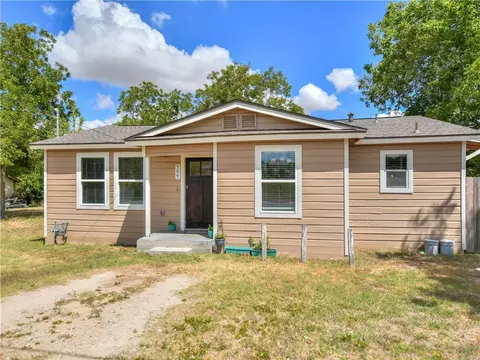 Exterior - 504 W 2nd St, Elgin, TX 78621 photo 3 of 6