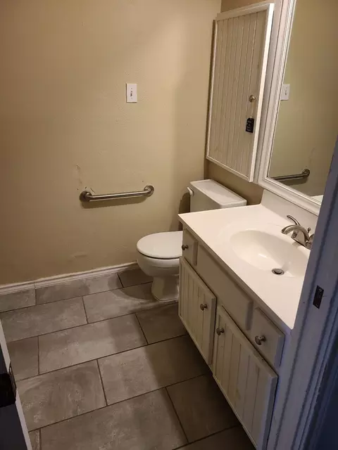 Bath - 2000 Millay Dr, Austin, TX 78752 photo 1 of 4