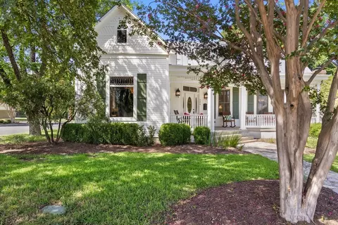 308 E Travis St, Fredericksburg, TX 78624