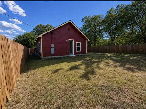 Exterior - 410 W Trinity St, Luling, TX 78648 photo 5 of 6