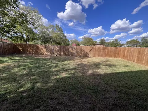 Exterior - 410 W Trinity St, Luling, TX 78648 photo 6 of 6