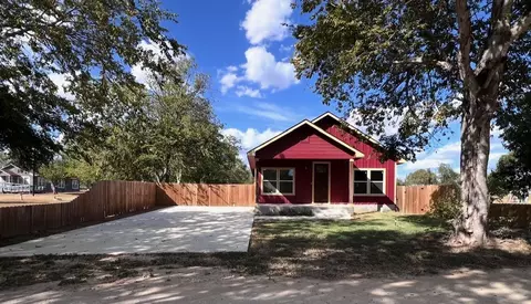 Exterior - 410 W Trinity St, Luling, TX 78648 photo 2 of 6