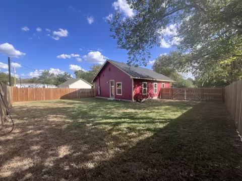 Exterior - 410 W Trinity St, Luling, TX 78648 photo 4 of 6