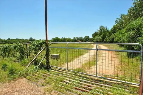 21741 E Interstate 10, Luling, TX 78648