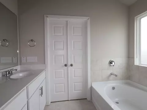 Bath - 7425 Pullman Cv, Austin, TX 78747 photo 1 of 2