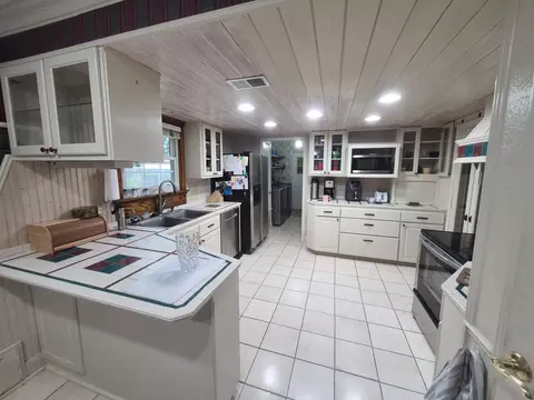 Kitchen - 1601 E Messick Loop, Round Rock, TX 78681 photo 2 of 4