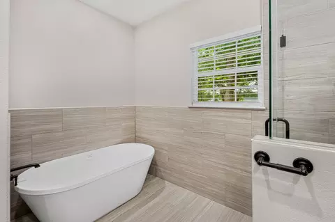 Bath - 104 Bill St, Elgin, TX 78621 photo 2 of 6