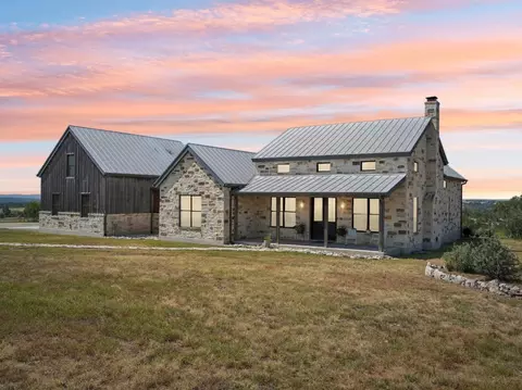 135 Scenic Vista Dr, Fredericksburg, TX 78624