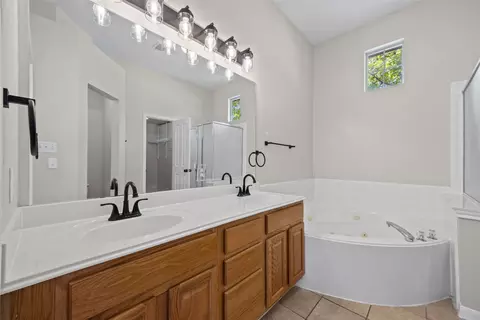Bath - 5881 Fergus, Kyle, TX 78640 photo 2 of 4