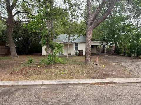 918 S Brazos St, Lockhart, TX 78644