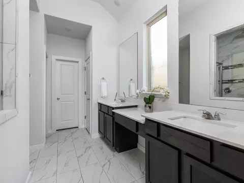 Bath - 606 Spinnaker Loop, Kyle, TX 78640 photo 2 of 4
